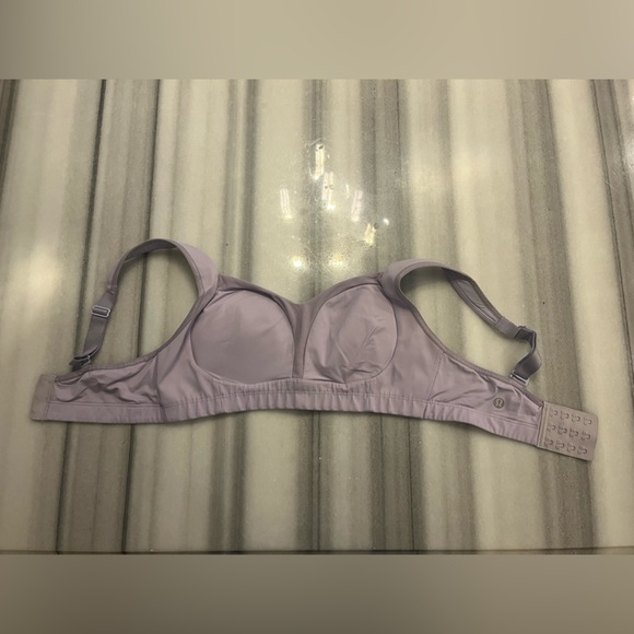 Lululemon clasp sports bra lavender, fits 34C - Picture 1 of 2